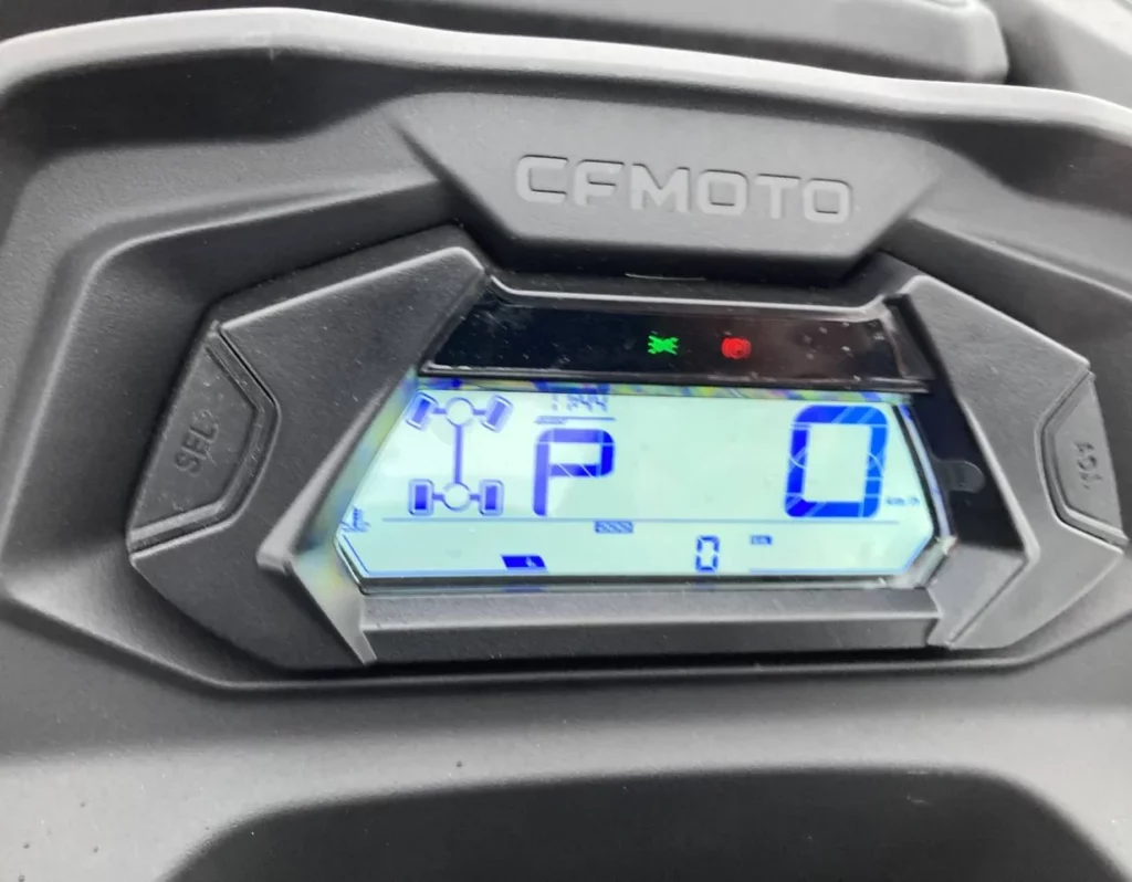 Detaljbild på display tillhörande cfmoto cforce 520 long fyrhjuling