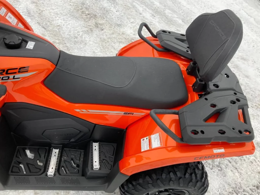 cfmoto cforce 520 long fyrhjuling har bekvämt säte med ryggstöd