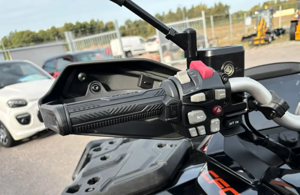 CFMoto CFORCE 1000 detaljbild på styre