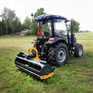 Traktor med påkopplad vertikalklippare från Kellfri med 1,45m arbetsbredd
