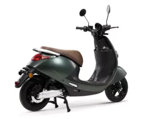 Satingrön elmoped i Uppsala